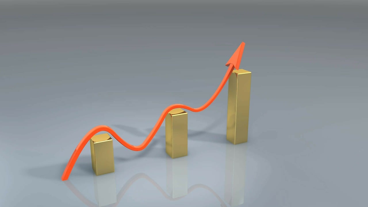 Newsletter signup form with increasing graph showing subscriber growth
